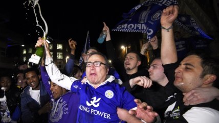 Las desatadas celebraciones de los hinchas de Leicester tras ganar la Premier League