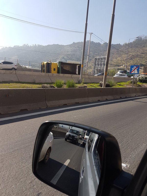 Volcamiento de un camión bloqueó Túnel San Cristóbal y provocó caos en La Pirámide