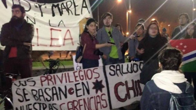 Centenar de personas se reunió en Plaza Italia en apoyo a protestas en Chiloé