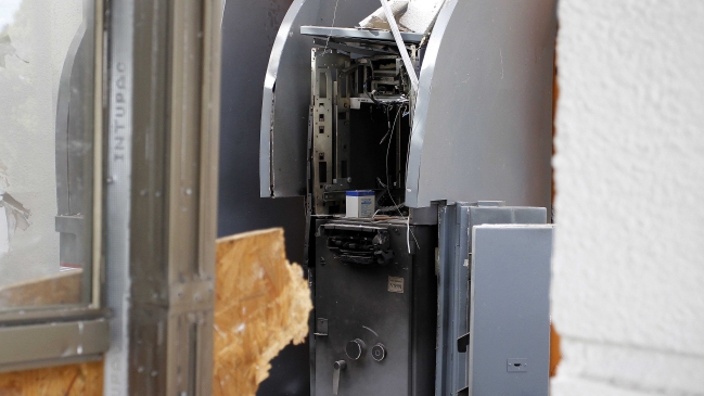Delincuentes roban cajero automático con método de saturación por gas en Santiago Centro