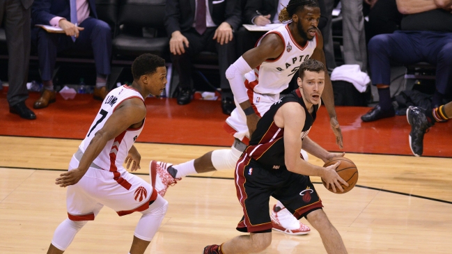 Miami Heat le arrebató la ventaja de campo a Toronto Raptors y comenzó arriba en la serie