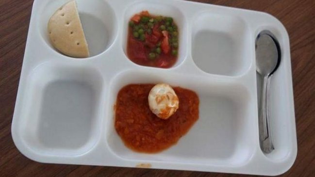 Apoderados denuncian expulsión de menor por publicar foto de comida en Facebook