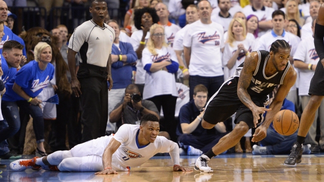 San Antonio Spurs venció a Oklahoma City Thunder de la mano de Leonard y tomó ventaja