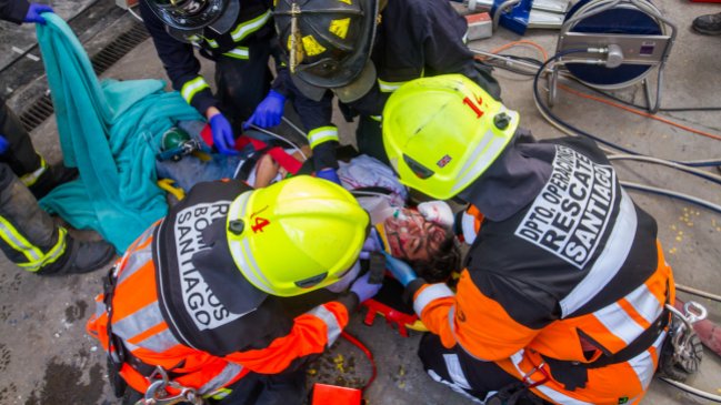 Bomberos de Santiago lanzan campaña económica con simulacro de rescate
