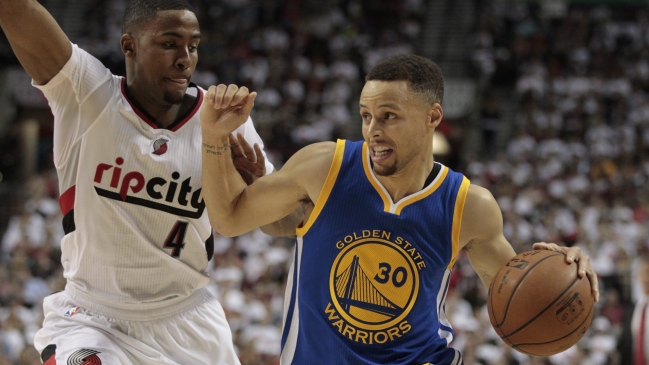 Stephen Curry brilló en su regreso y puso a Golden State Warriors a un triunfo de la final del Oeste