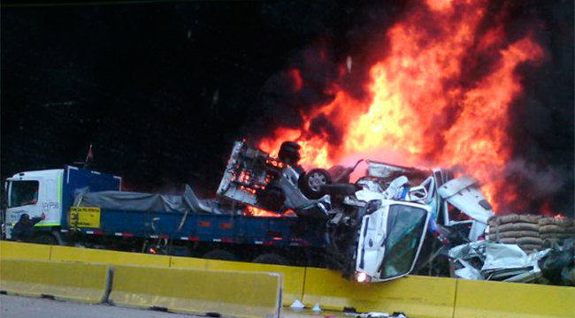 Choque de camiones provoca explosiones en Ruta Las Palmas