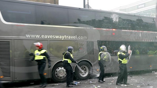 Bus de Manchester United sufrió agresión de los hinchas de West Ham United