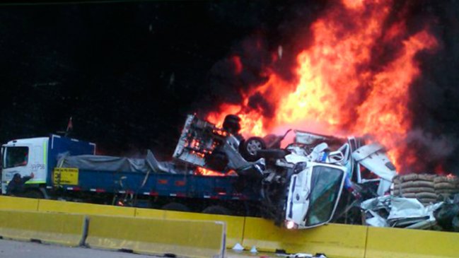 Choque de camiones provoca explosiones en Ruta Las Palmas