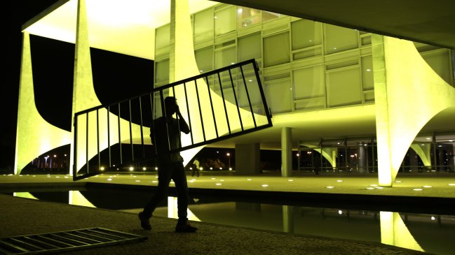 Rousseff acelera su mudanza del palacio presidencial ante previsible derrota