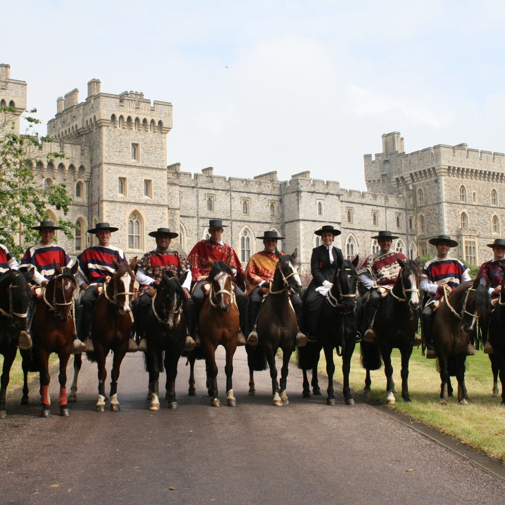 Escuadra ecuestre chilena Palmas de Peñaflor actuó para la reina Isabel II en Windsor