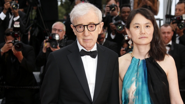 Ronan Farrow cargó de nuevo contra su padre por abusar de su hermana