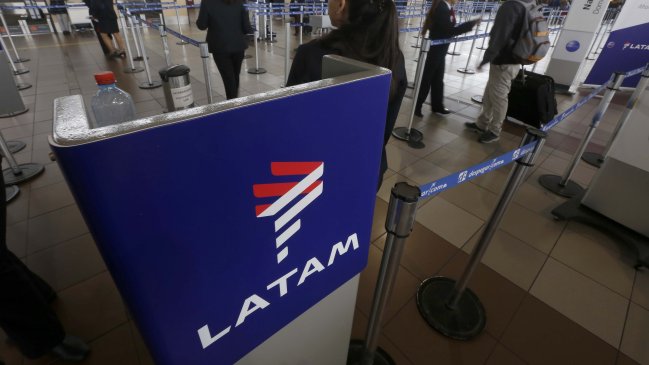 Consecuencias del cambio de hora: Latam y Sky reprogramaron sus vuelos internacionales