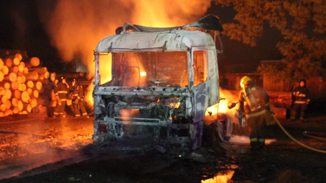 Nuevo atentado en La Araucanía: Quemaron dos camiones y un furgón