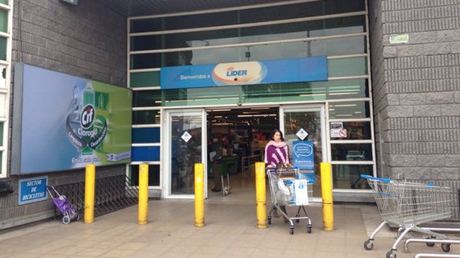 Delincuentes sustrajeron un millón de pesos desde supermercado en Recoleta