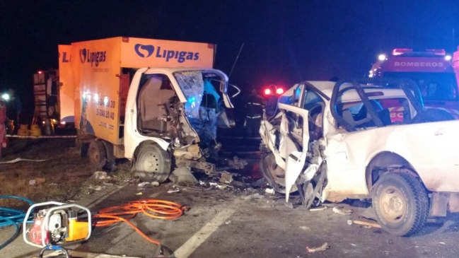Algarrobo: Dos muertos dejó choque frontal entre camioneta y camión