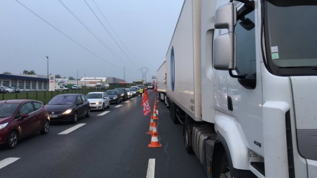 Camioneros franceses bloquearon carreteras y puertos contra la reforma laboral