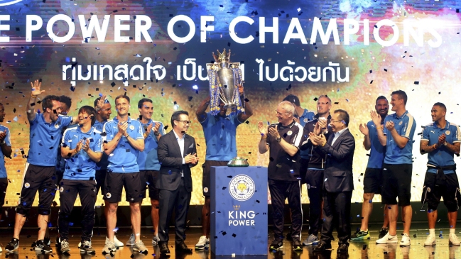 Miles de aficionados celebraron en Bangkok la Premier 