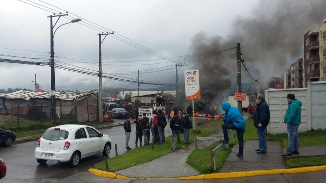 Familias de campamento protestaron tras ser desconectados de la red eléctrica