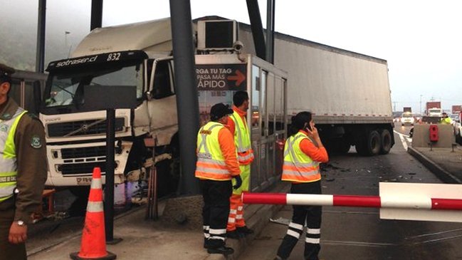 Conductor murió aplastado por su propio camión en el Peaje Lo Prado
