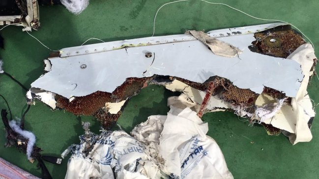 Fuerzas navales egipcias buscan cuerpos y más restos del avión siniestrado