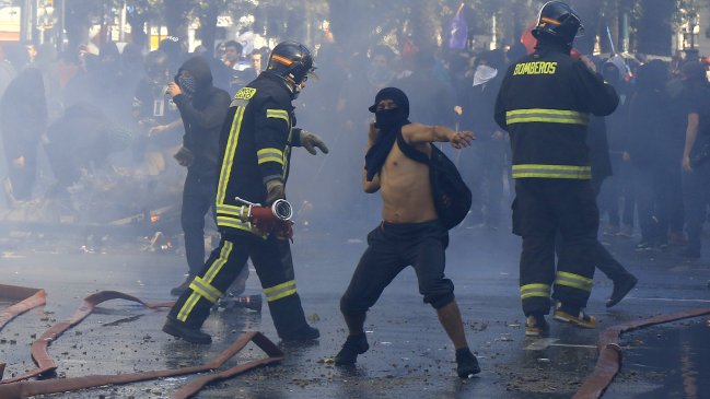 Bomberos versus encapuchados: El comentado contraste del 21 de mayo