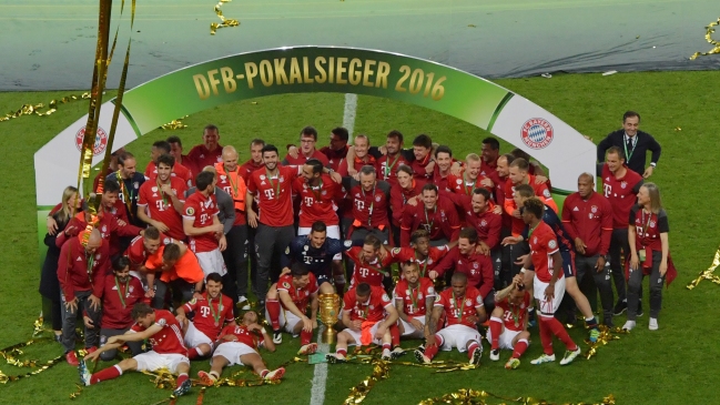 FC Bayern y Arturo Vidal levantaron la Copa de Alemania tras batir a Borussia Dortmund