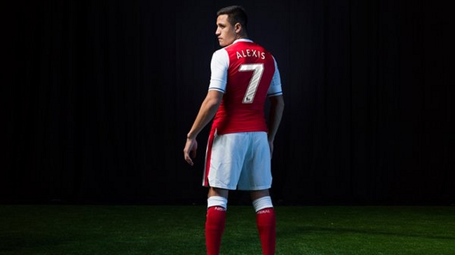 Alexis cambia de número en Arsenal y es protagonista de nueva camiseta