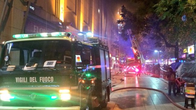 Incendio afectó a Mall Vivo El Centro de Santiago