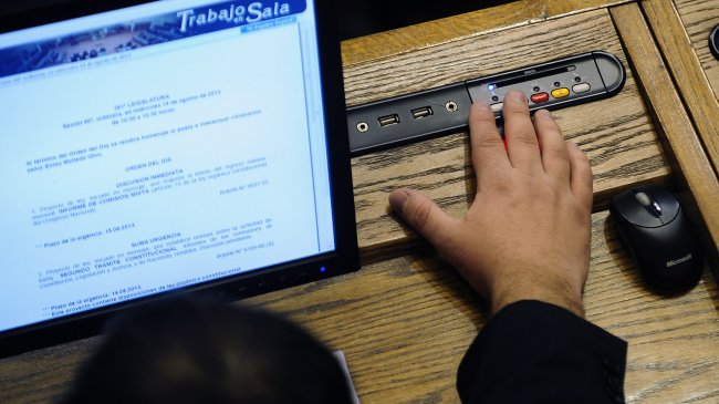 Diputados socialistas proponen profundizar la Ley de Lobby