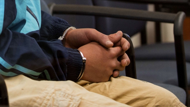 Hombre fue detenido por lanzarle zapatilla en llamas a su esposa