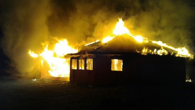 Desconocidos atacaron dos iglesias católicas en la Región de La Araucanía