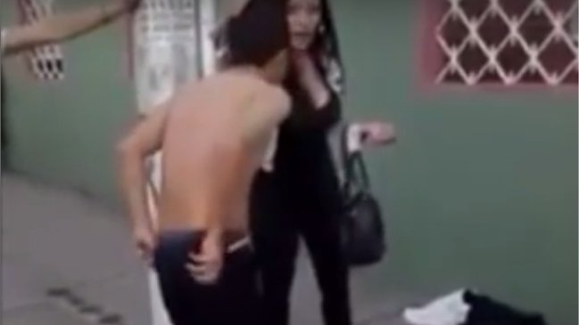 Colombiana desnudó en plena calle a ladrón que intentó robarle