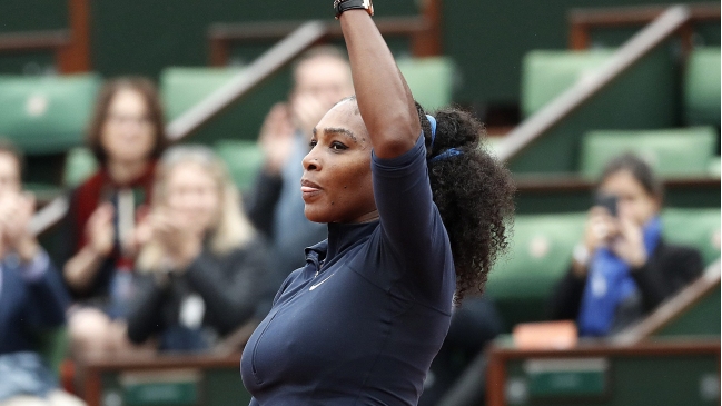 Serena Williams pasó con seguridad a cuartos y Venus fue eliminada en París