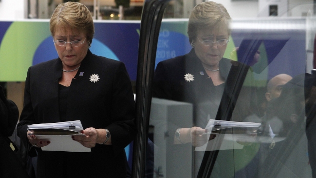 Tribunal declaró admisible querella de Bachelet contra revista