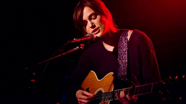 Director de cine pide perdón a Keira Knightley por sus comentarios mezquinos