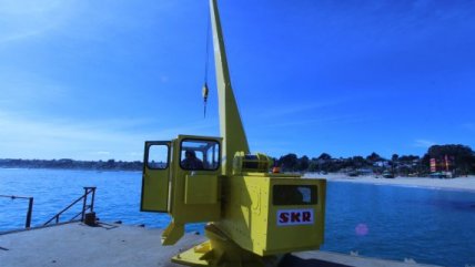 Pescadores de El Quisco recibieron grúa que facilitará su labor