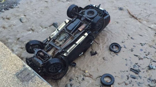 Camioneta con encargo por robo cayó al río Mapocho en puente Lo Curro