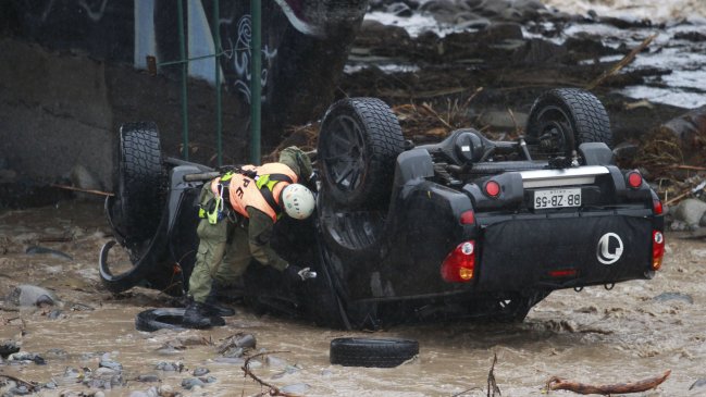 Vuelco total: Huyó tras caer al Mapocho porque sacó a escondidas el auto de su hermano