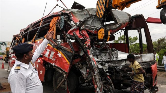 Al menos 17 personas murieron tras caída de un bus por un barranco en India