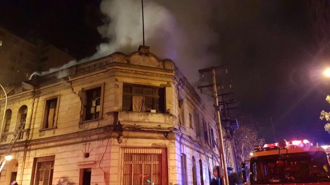 Incendio afectó a vieja casona en el centro de Santiago
