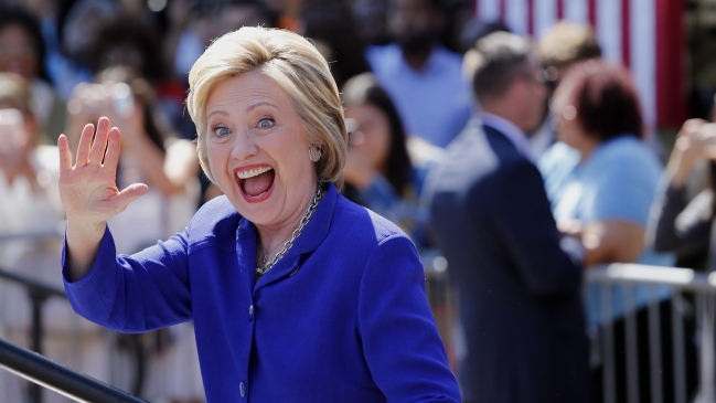 Medios aseguran que Clinton logró los delegados necesarios para ser candidata
