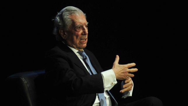 Vargas Llosa: el escritor que vive en democracia puede despreciar la política