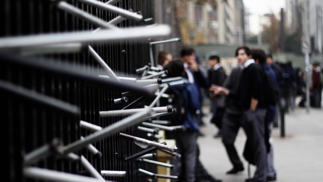 Municipio de Santiago solicitó desalojo de liceos tomados en la comuna