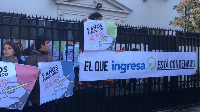 Estudiantes se tomaron dependencias de Comisión Ingresa