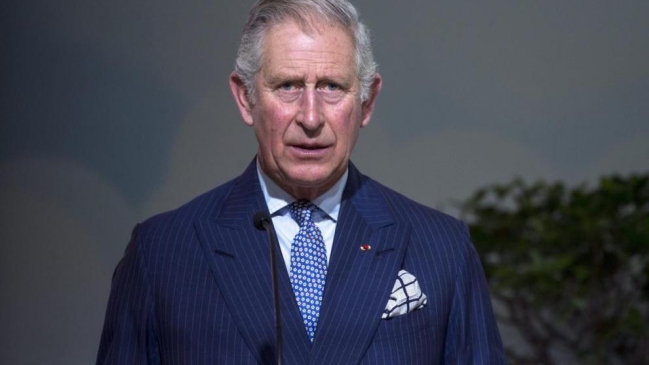 Revista sensacionalista publicó supuestas fotos del príncipe Carlos besando a un joven