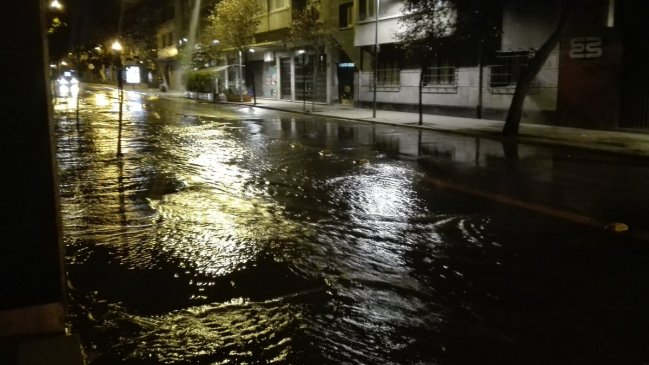 Rotura de matriz causa inundaciones en Providencia y Santiago