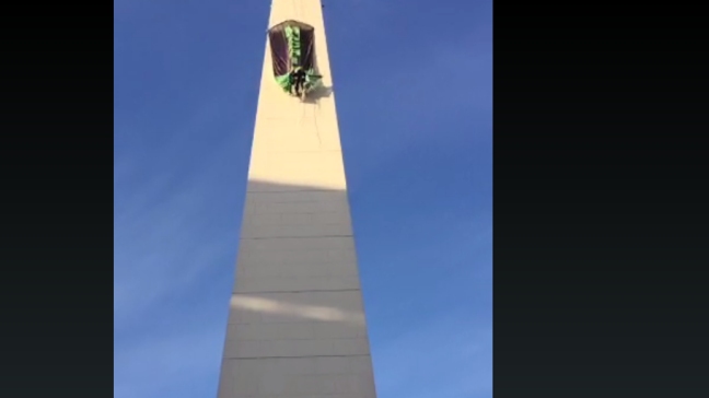 Activistas de Greenpeace escalan el Obelisco de Buenos Aires