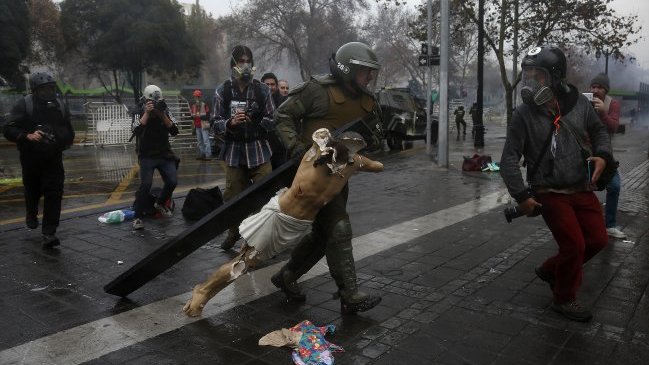 Encapuchados destruyeron crucifijo tras saqueo a Iglesia de la Gratitud Nacional