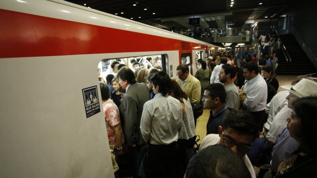 Metro volverá a prestar servicio en toda la Línea 1 tras rotura de matriz en Providencia