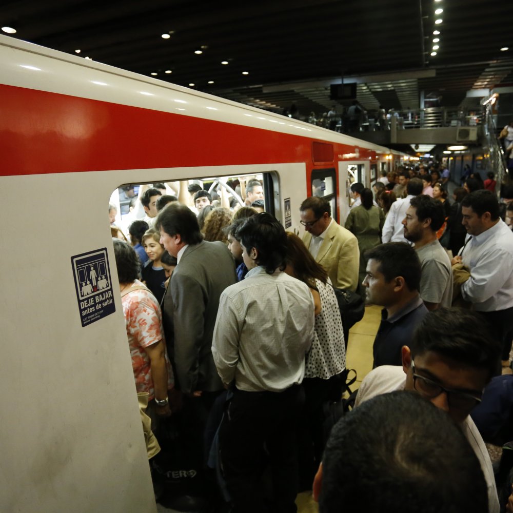 Metro volverá a prestar servicio en toda la Línea 1 tras rotura de matriz en Providencia